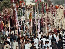 باكستانيون شيعة في مناسبة دينية سابقة