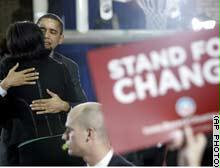 أوباما معانقاً زوجته خلال لقاء انتخابي ليل الثلاثاء