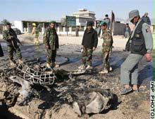 قوات التحالف والشرطة الأفغانية تفحص أثار انفجار سابق بكابول