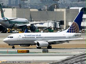 طائرة بوينغ 737 تابعة لشركة ''كونتيننتال إيرلاينز'' أثناء هبوطها بمطار لوس أنجلوس