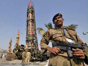 جندي باكستاني يحرس صواريخ قادرة على حمل رؤوس نووية