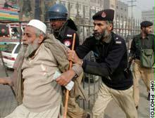 الشرطة الباكستانية تكثف حملاتها الأمنية استعداداً للانتخابات