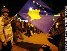 علم كوسوفو الجديد يضم ست نجمات بيضاء تعبر عن عرقيات سكان الدولة الوليدة
