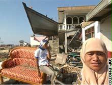 من آثار موجات المد العاتية التي ضربت إندونيسيا في أعقاب زلزال العام 2004