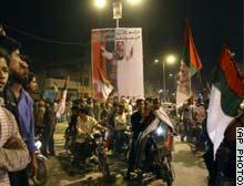 احتفالات بعد فوز المعارضة بالانتخابات البرلمانية في باكستان