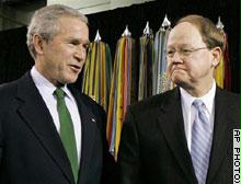 ماكونيل في لقاء سابق مع الرئيس بوش لتقييم خطر القاعدة