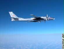 صورة وزعتها وزارة الدفاع اليابانية للقاذفة الروسية وهي تحلق فوق سلسلة جزر ''إيزو''