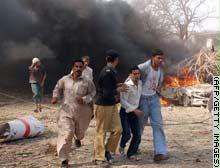 الباكستانيون يلقون على مشرف مسؤولية دائرة العنف في بلدهم