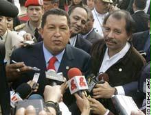الزعيمان اليساريان شافيز وأورتيغا خلال قمة ريو