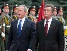بوش ونظيره الأوكراني يستعرضان حرس الشرف