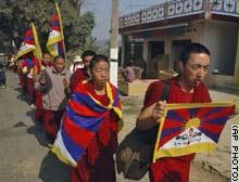 متظاهرون تبتيون يؤيدون الدالاي لاما