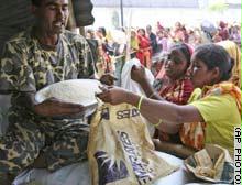 أزمة المواد الاستهلاكية قد تتهدد حكومة بنغلاديش