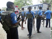 قوات أمن سريلانكية تحافظ على الأمن في إحدى المناطق المضطربة