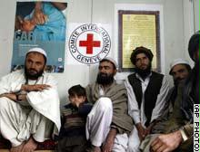 أفغان بانتظار التحدث إلى ذويهم المعتقلين في باغرام