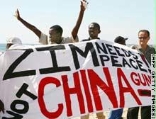 متظاهرون بجنوب أفريقيا يحتجون على شحنة أسلحة صينية لزيمبابوي