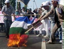 مسلمون إندونيسيون يحرقون علم انفصاليين مسيحيين من جزر الملوك