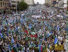 قدرت الجهة المنظمة عدد المشاركين في المسيرة الاحتجاجية بقرابة 100 ألف شخص