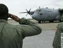جنود أمريكيون يؤدون التحية العسكرية للطائرة قبيل اقلاعها