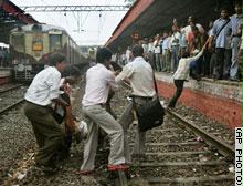 من أحد الانفجارات التي استهدفت شبكة القطارات بالهند