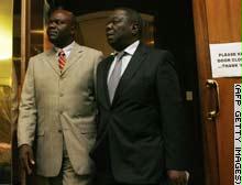 زعيم المعارضة الزيمبابوية مورغان تسفانجيراي رفقة أحد مساعديه