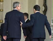 بوش لدى استقباله من قبل ساركوزي في زيارته الوداعية لفرنسا