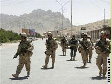 قوات في أحد شوارع أفغانستان