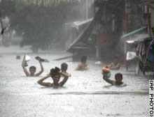 يواصل الإعصار الاستوائي اجتياح الفلبين