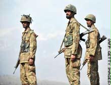 أفراد من الجيش الباكستاني يراقبون منطقة القبائل
