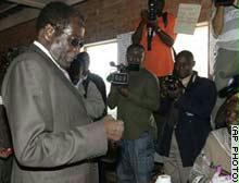 موغابي يدلي بصوته الجمعة في جولة الإعادة