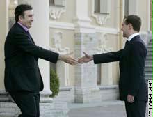 ميدفيديف وساكشفيلي قبل اجتماعها في بطرسبورغ