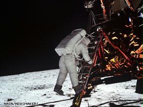 أرمسترونغ يستعد للنزول على القمر