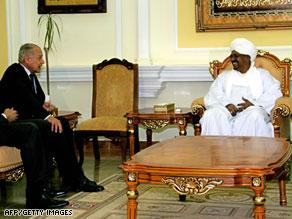 الرئيس السوداني لدى استقباله وزير الخارجية المصري