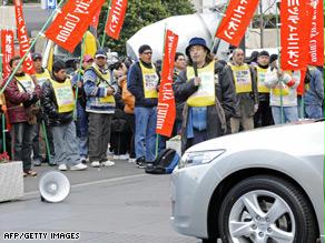 تظاهرة احتجاجية أمام مقر هوندا ضد فصل الموظفين بدوام جزئي