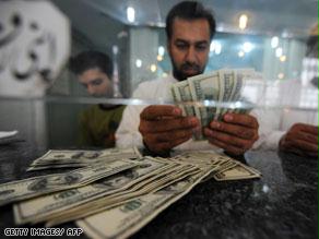 تقلبات الدولار تلحق الضرر بالاقتصاد الخليجي