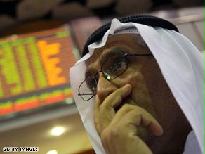 مستثمر يتابع التداول في بورصة دبي