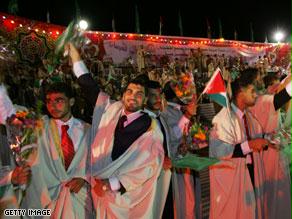 حفلات الزواج الجماعي، كما يحدث في الدول العربية، تخفف كثيراً من مصاريف الزواج