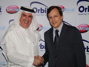 عبد الهادي يصافح الرئيس التنفيذي للشركة الجديدة