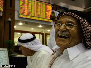 صورة أرشيفية لأحد المتعاملين في بورصة دبي