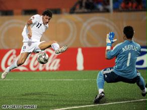 اللاعب الإيطالي ماتيا في لقطة من المباراة المثيرة