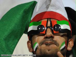 أحد مشجعي ''الأبيض'' يرتدي نظارة عليها علم الإمارات