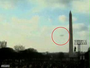 اللقطة ويبدو فيها الجسم المجهول بالقرب من نصب واشنطن التذكاري