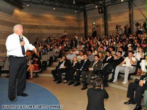 شتراوس كان يلقي محاضرته بجامعة بيلجي التركية قبل قليل من رشقه بالحذاء