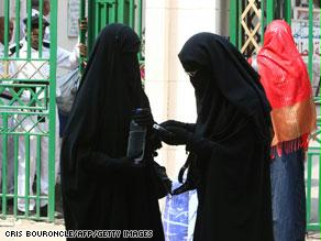 طالبتان ترتديان النقاب تستعدان لخلعه للموافقة على دخولهما المدينة الجامعية رغم أن حراسها من الرجال