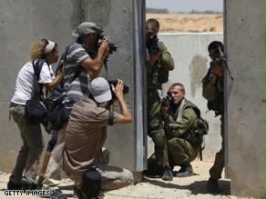 الجنود الإسرائيليون يقتلون رضيعا في أحد مشاهد المسلسل