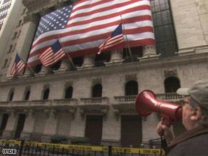 مايكل مور يقف أمام المصرف الأمريكي المركزي