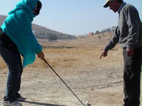 محمد أفضال عبدول يقدم دروسا في الغولف لمارسلة CNN سارة سايدنر