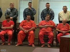 عدد من رجال عائلة مولر أمام المحكمة