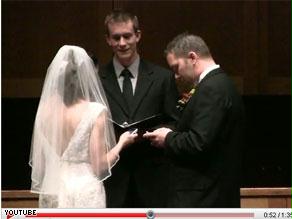 العروسان أمام القس يحدثان صفحاتهما على فيسبوك وتويتر