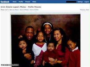 ليوبوي وعائلته في صورة وضعها على موقع فيس بوك الإلكتروني