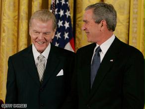 هارفي تلقى الوسام الرئاسي للحرية من قبل الرئيس الأمريكي السابق جورج بوش